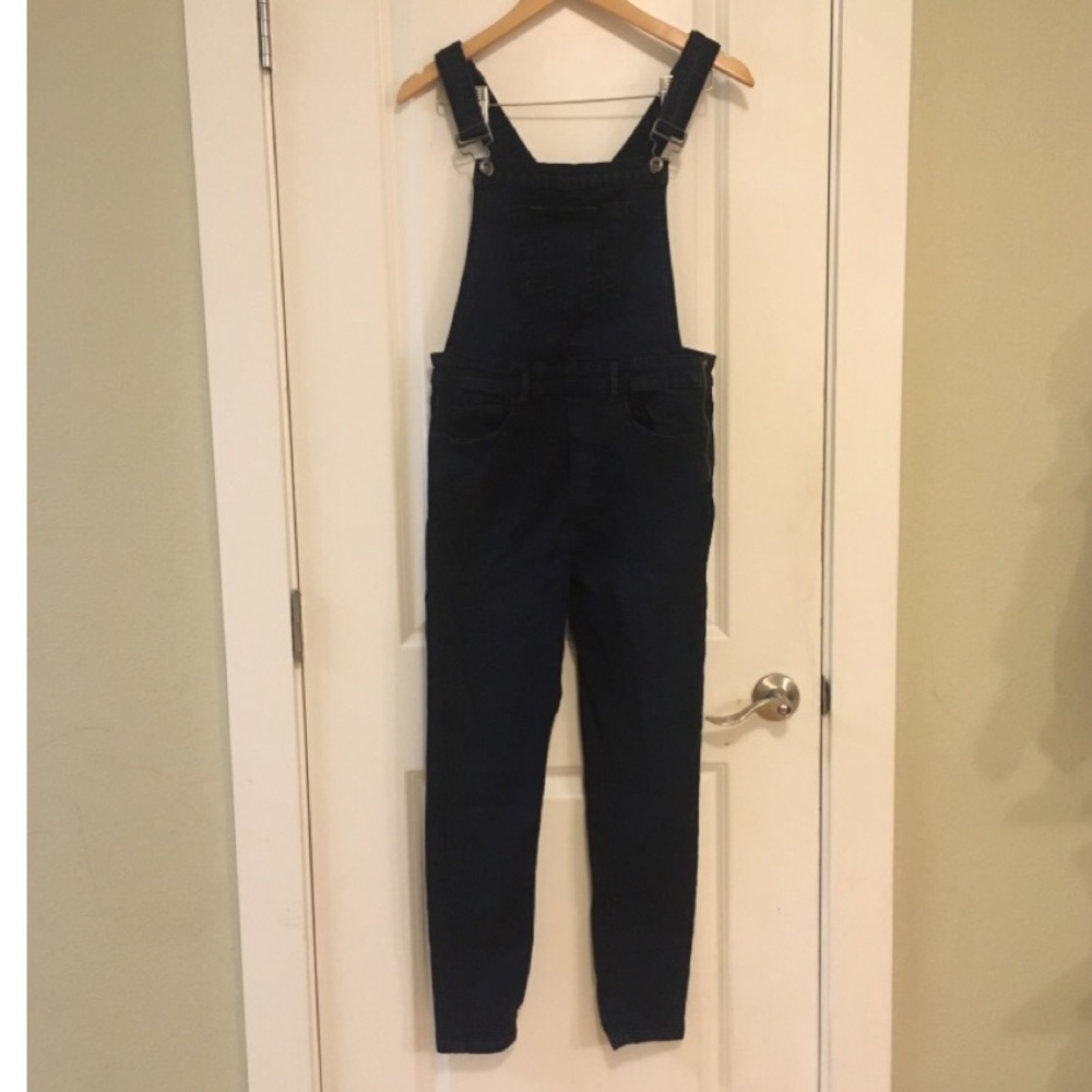 ⭐️ Forever 21 Dark Wash Denim Overalls Medium